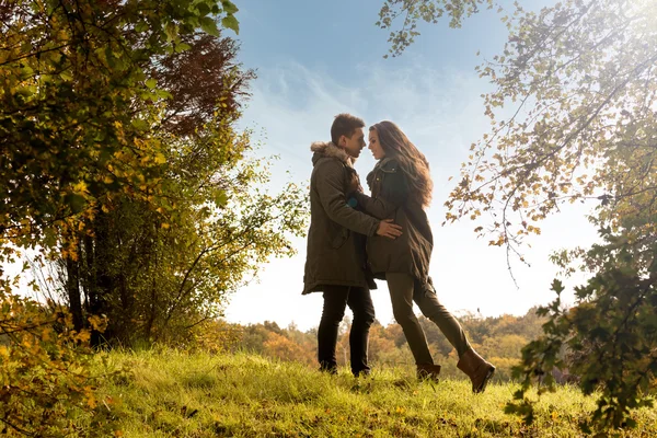 Casal no parque de outono — Fotografia de Stock