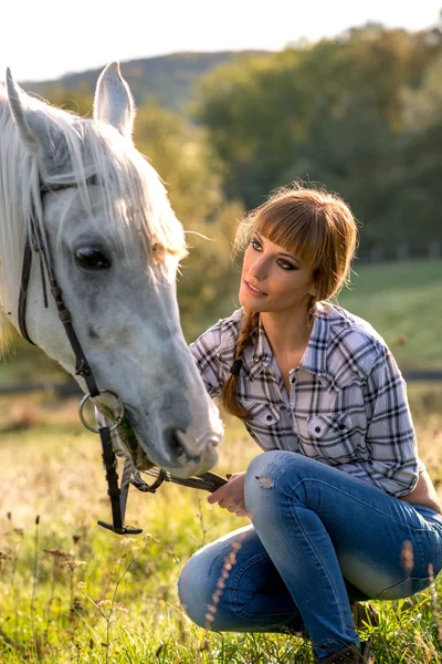 Biały koń i kobieta — Zdjęcie stockowe