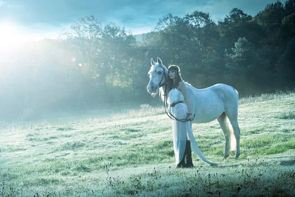 Mulheres com cavalo branco — Fotografia de Stock