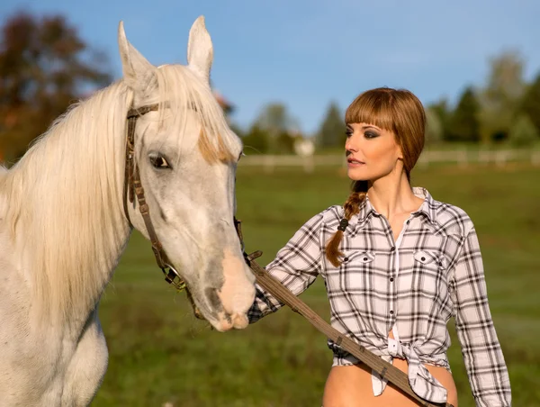 Cavallo bianco e donna — Foto Stock