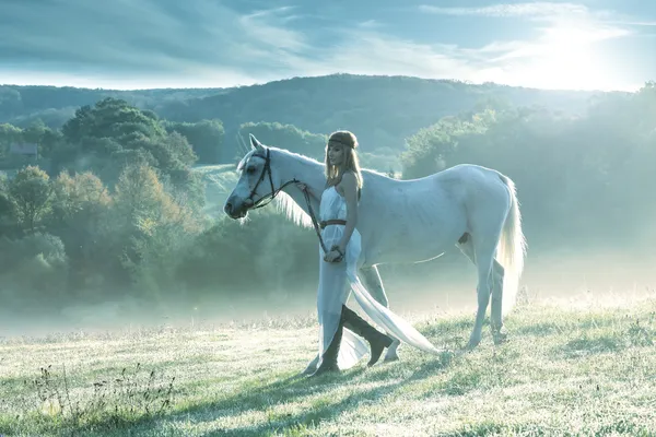 Frau mit einem weißen Pferd — Stockfoto