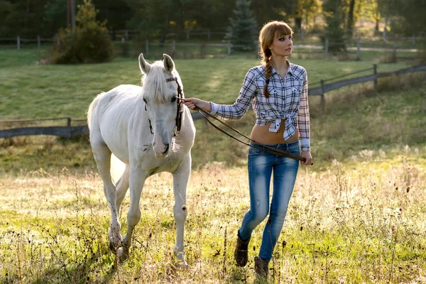 Donna con un cavallo bianco — Foto Stock