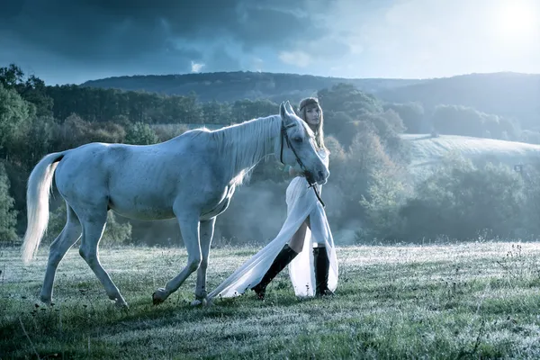 Mulheres com cavalo branco — Fotografia de Stock