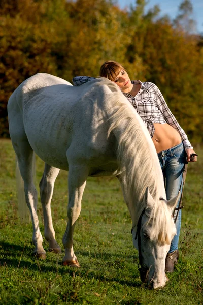 Häst och kvinna — Stockfoto