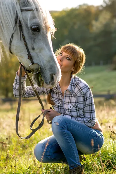 Kvinnor med vita hästen — Stockfoto