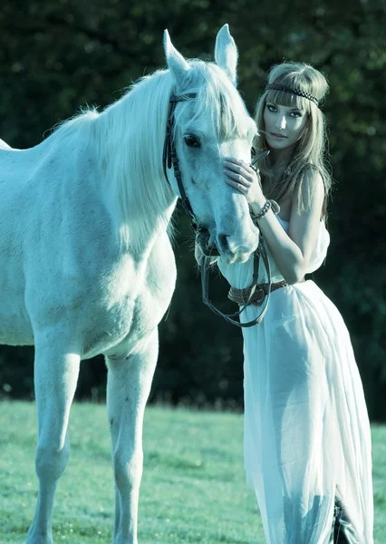 Білий кінь і жінка — стокове фото