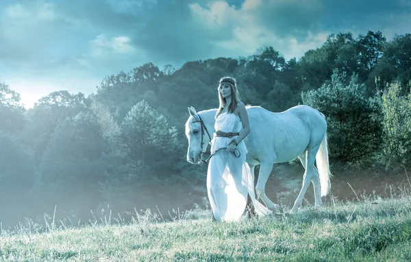 Mulheres sensuais bonitas com cavalo branco — Fotografia de Stock