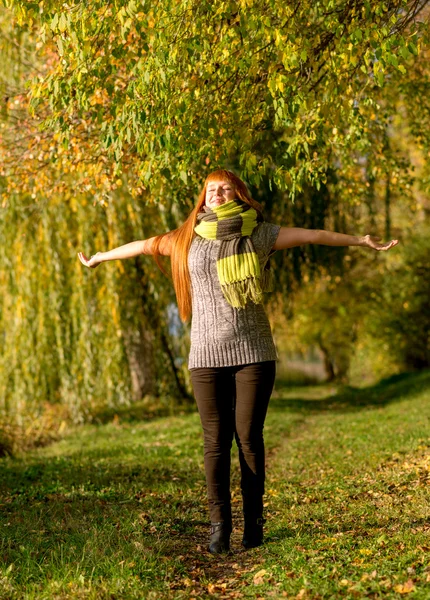 Femeia în parcul de toamnă — Fotografie, imagine de stoc