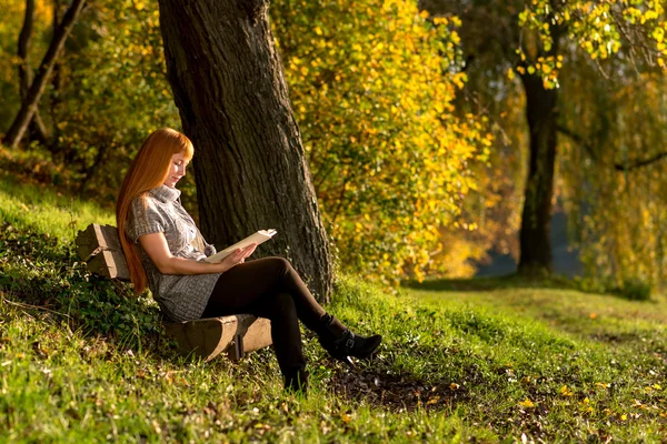 Frau las Buch im Herbstwald — Stockfoto