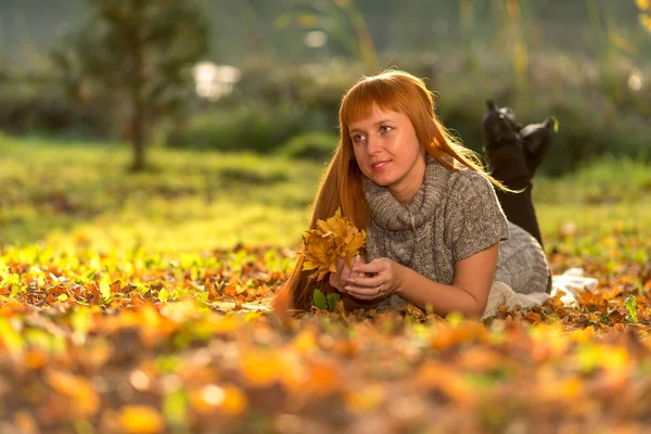 Kadın sonbahar yaprakları — Stok fotoğraf