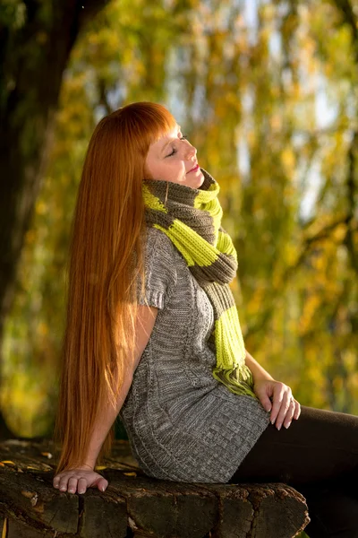 Kobieta w jesiennym parku — Zdjęcie stockowe