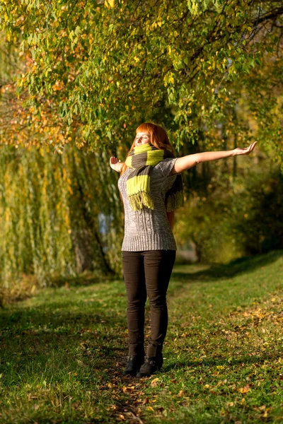 Donna nel parco autunnale — Foto Stock