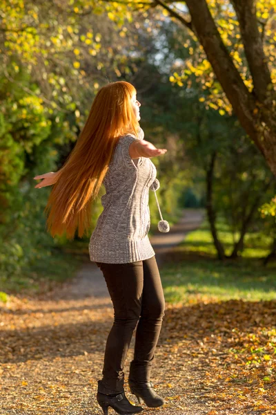 Donna nel parco autunnale — Foto Stock