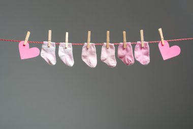 Bebek kız çorap ve kağıt kalp clothesline üzerinde