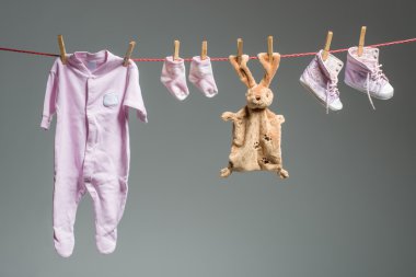 temiz bebek kız giysileri clothesline üzerinde