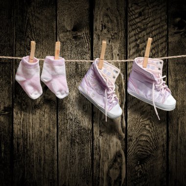 Bebek kız ayakkabı ve çorap clothesline üzerinde