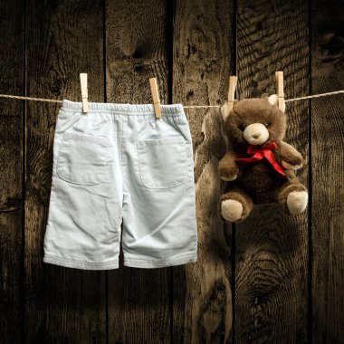 Bebek Giyim ve oyuncak ayı clothesline üzerinde