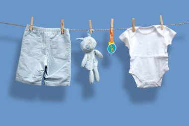 Bebek Çocuk giyimi clothesline üzerinde