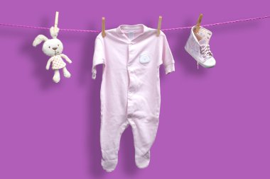 Çamaşır ipinde bebek kıyafetleri