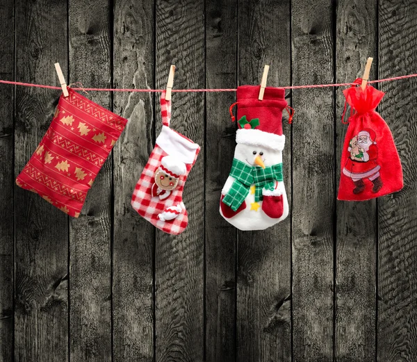 Borsa di Babbo Natale sulla clothesline, con fondo in legno — Foto Stock