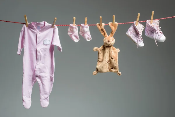 Čisté baby girl oblečení na prádelní šňůru — Stock fotografie