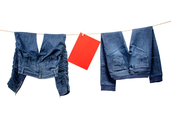 Jeans dengan meja merah di tali jemuran — Stok Foto