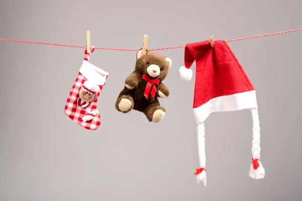 圣诞老人袋、 玩具熊和圣诞老人的帽子，晾衣绳上 — 图库照片