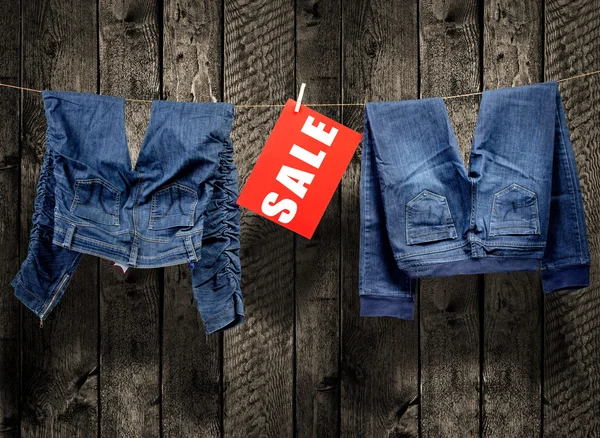 Jeans, Verkaufsaufschrift auf Wäscheleine — Stockfoto