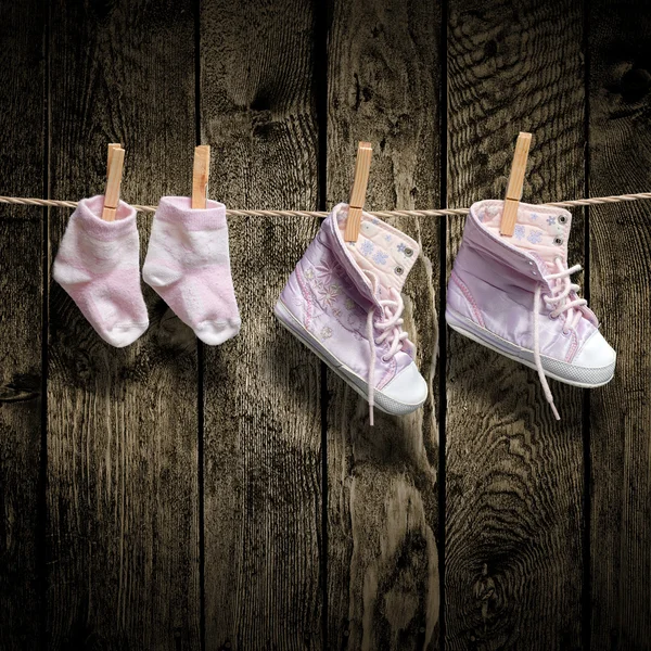 Bebek kız ayakkabı ve çorap clothesline üzerinde — Stok fotoğraf