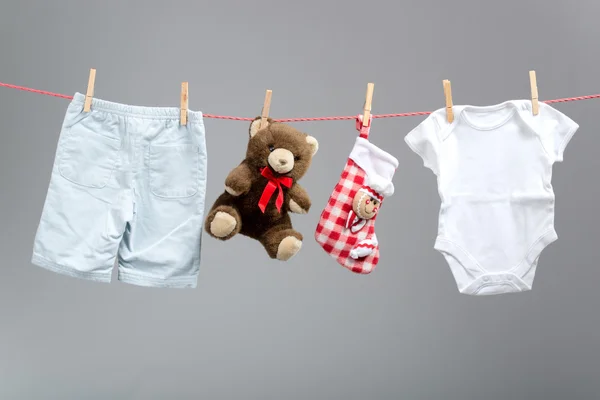 Bebek Çocuk giyimi ile santa torbaları clothesline üzerinde — Stok fotoğraf