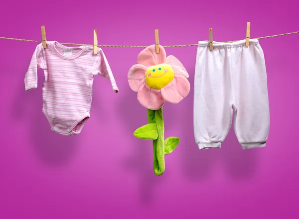 Baby girl y oblečení na prádelní šňůru — Stock fotografie