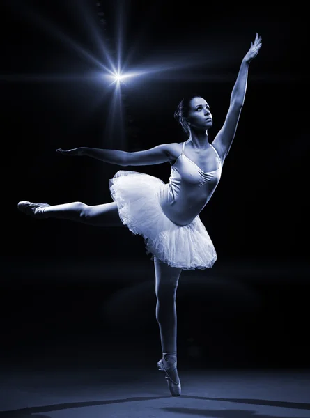 Dançarina de balé em tutu branco posando em uma perna — Fotografia de Stock