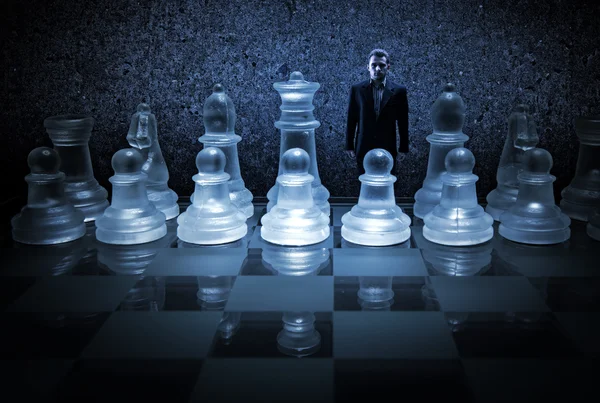 Omul de afaceri pe o tablă de șah — Fotografie, imagine de stoc