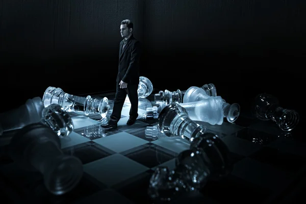 Empresário em um tabuleiro de xadrez — Fotografia de Stock