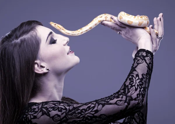 Mulher segura na mão a cobra — Fotografia de Stock