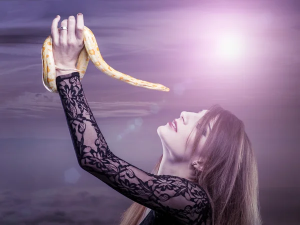 Woman holds in her hand the snake — Stock Photo, Image