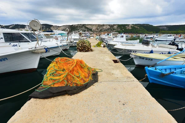 Puerto en la costa croata — Foto de Stock