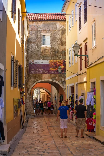 Croacia, Rab Ciudad calles estrechas — Foto de Stock