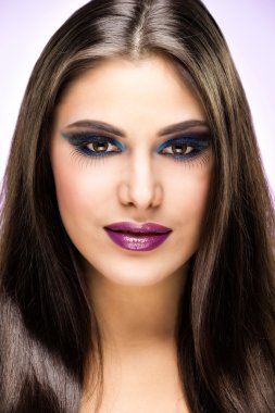 menina morena linda com maquiagem de luxo