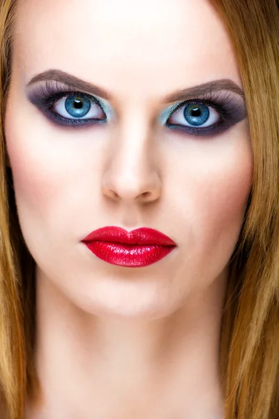 Belle femme aux yeux bleus avec maquillage de luxe — Photo