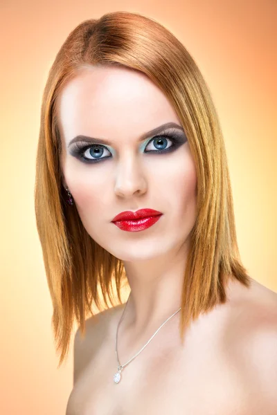 Vakker, blåøyd kvinne med ekstrem sminke – stockfoto