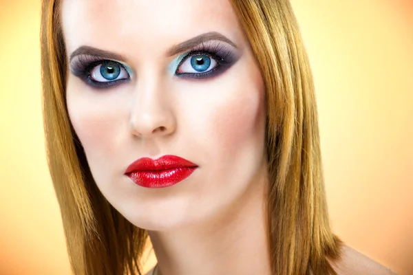 Belle femme aux yeux bleus avec maquillage de luxe — Photo