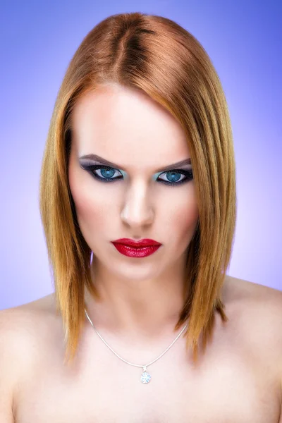 Spesiell blond kvinne med nydelig sminke – stockfoto