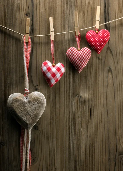 San Valentín fondo de pantalla - Textil corazones colgando de la cuerda orden ascendente — Foto de Stock