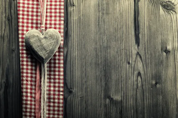 Großes Herz aus Holz - auf kariertem Stoff — Stockfoto