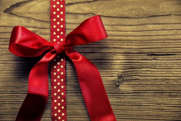 In love wallpaper - Big red bow on wood background — Stock Photo, Image