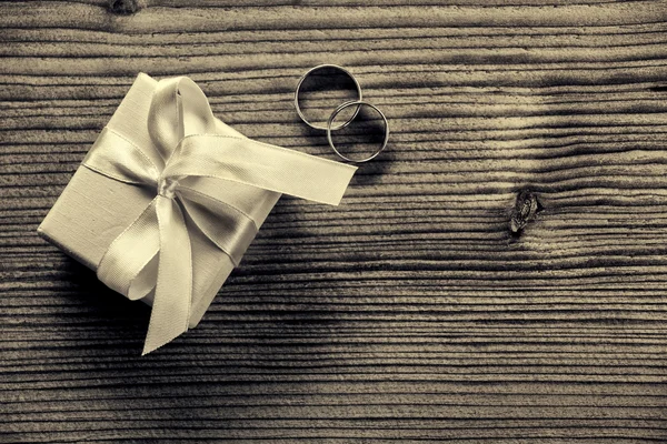 Nişan yüzüğü hediye kutusu - tahta arka plan ile — Stok fotoğraf