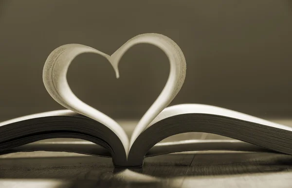 Açık kitap sayfaları ile kalp shap şekillendirme — Stok fotoğraf