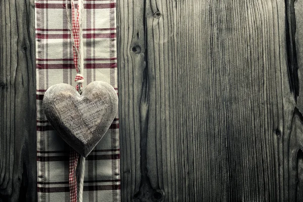 Grand coeur en bois - sur tissu à carreaux Photos De Stock Libres De Droits
