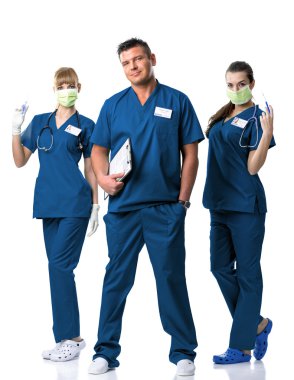 mavi elbiseli, ağız maskesi, iğne ve stetoskop ile iki hemşire ve doktor